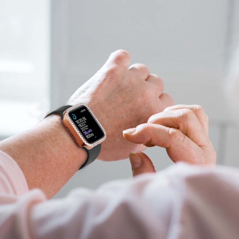 Super Fint Apple Watch Series 8 (45mm) / Apple Watch Series 7 45mm Cover med Skærmbeskytter i Plastik, Rhinsten og Hærdet Glas - Pink#serie_6